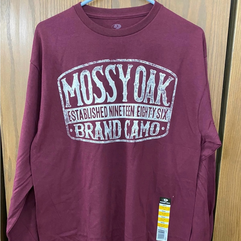 Men’s Maroon Large Mossy Oak Long Sleeve Shirt.